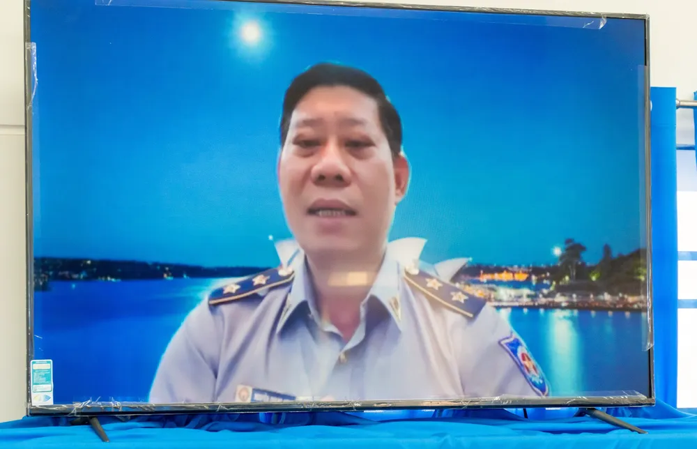 Ông Nguyễn Quang Hùng, Cục trưởng Cục Kiểm ngư, Bộ Nông nghiệp &amp; Phát triển Nông thôn (NN&amp;PTNT), phát biểu từ đầu cầu Hà Nội. Ảnh: MẠNH THẮNG