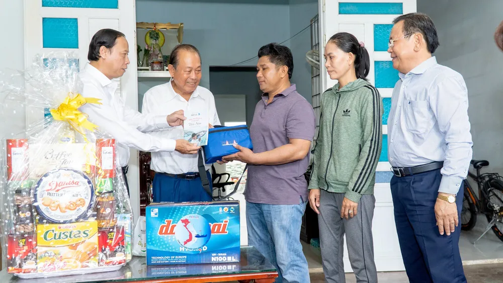 Đoàn công tác tặng quà cho gia đình ông Nguyễn Văn Dận. Ảnh: MẠNH THẮNG