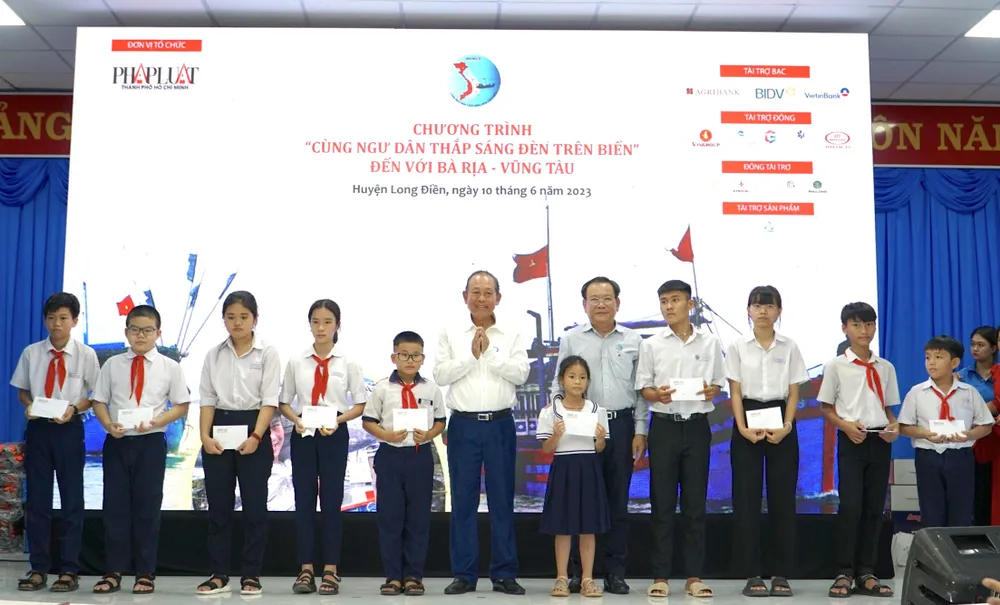 Nguyên Phó Thủ tướng Thường trực Trương Hoà Bình và Tổng Biên tập báo Pháp Luật TP.HCM trao học bổng cho học sinh có thành tích tốt. Ảnh: BẢO PHƯƠNG Nguyên Phó Thủ tướng Thường trực Trương Hoà Bình và Tổng Biên tập báo Pháp Luật TP.HCM trao học bổng cho học sinh có thành tích tốt. Ảnh: BẢO PHƯƠNG