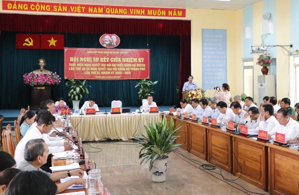 Toàn cảnh hội nghị của Ban Chấp hành Đảng bộ huyện Cần Giờ. Ảnh: HÀ THƯ