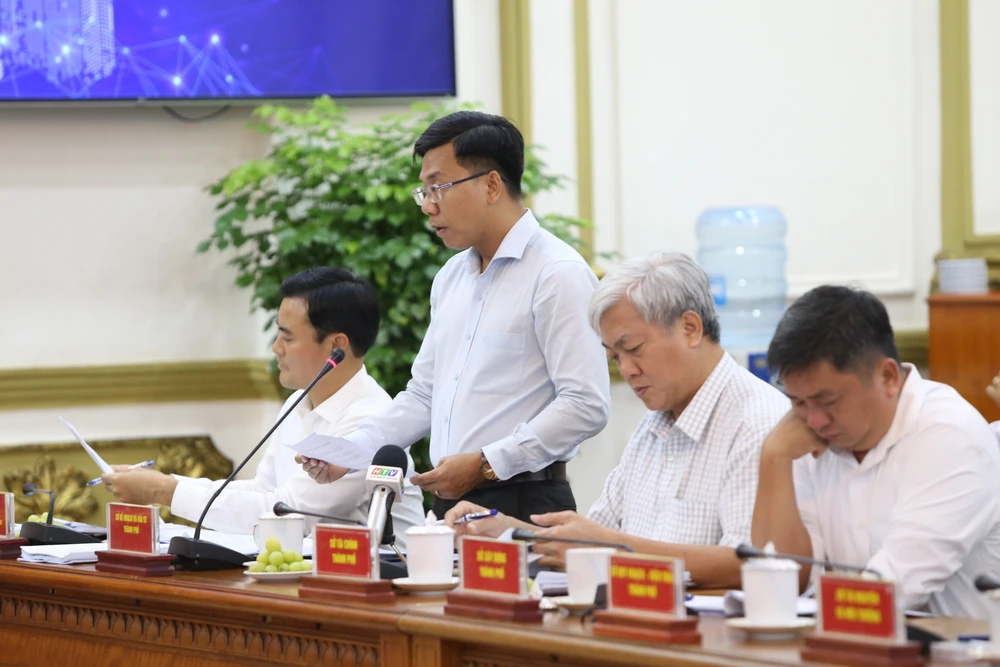 Ông Phạm Trung Kiên, Phó Giám đốc Sở Kế hoạch và Đầu tư TP.HCM, báo cáo với HĐND TP.HCM. Ảnh: HÀ THƯ