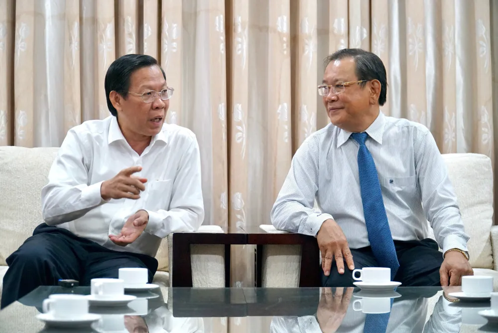 Chủ tịch UBND TP.HCM Phan Văn Mãi đang trao đổi với Tổng Biên tập Báo Pháp Luật TP.HCM Mai Ngọc Phước tại buổi thăm. Ảnh: BẢO PHƯƠNG