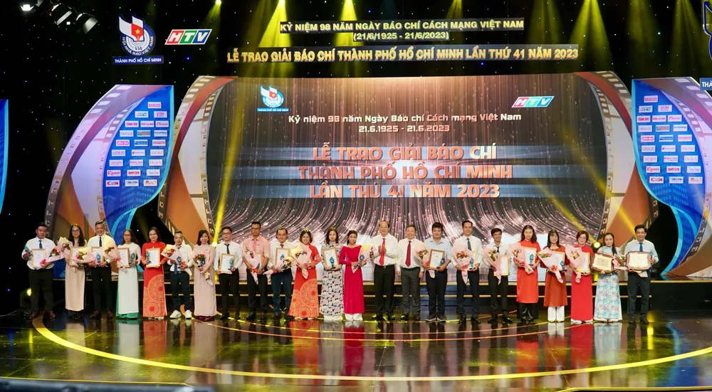 Phó Bí thư Thành uỷ TP.HCM Nguyễn Hồ Hải và Phó Chủ tịch UBND TP.HCM Dương Anh Đức trao giải Nhì cho các tập thể, cá nhân. Ảnh: BẢO PHƯƠNG