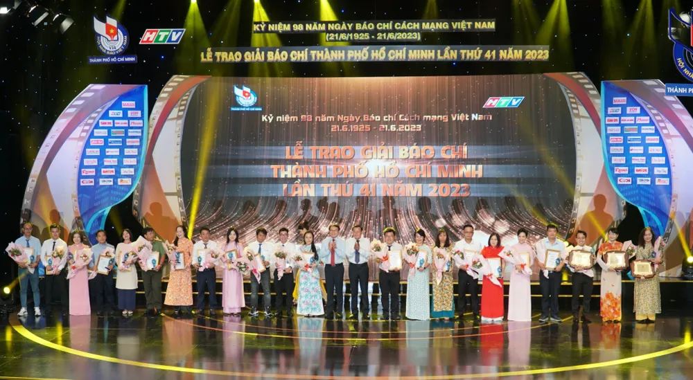Chủ tịch Hội Nhà báo TP.HCM Nguyễn Tấn Phong và Giám đốc Sở TT&amp;TT TP.HCM trao giải Ba cho các cá nhân, tập thể. Ảnh: BẢO PHƯƠNG