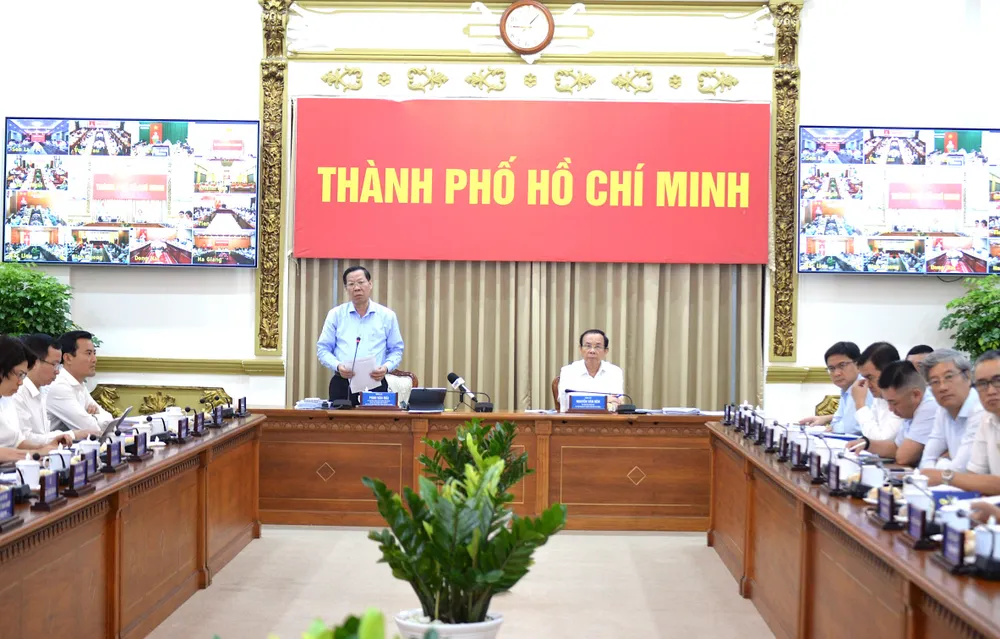 Chủ tịch UBND TP.HCM Phan Văn Mãi phát biểu tại đầu cầu TP.HCM. Ảnh: HÀ THƯ