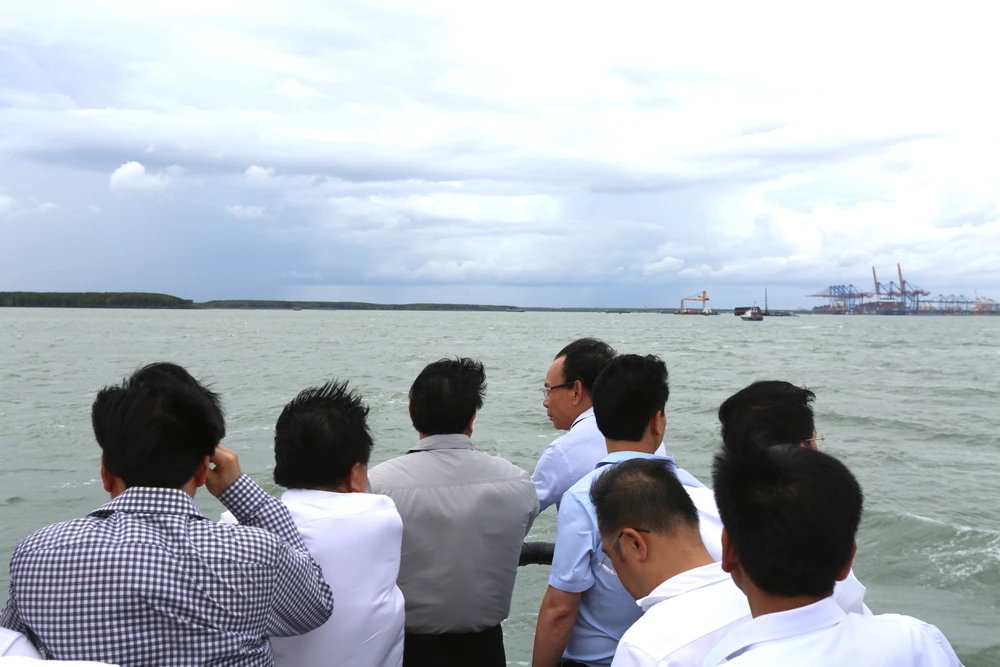 Thủ tướng Chính phủ cũng lãnh đạo bộ, ngành, lãnh đạo TP.HCM khảo sát dự án Cảng trung chuyển quốc tế Cần Giờ. Ảnh: HÀ THƯ