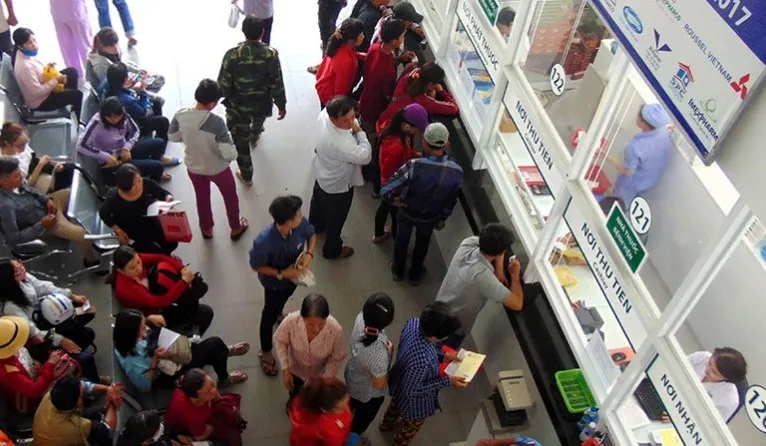 Do các trạm y tế thiếu thuốc nên người bệnh tập trung khám và điều trị tại bệnh viện tuyến trên. Ảnh: TRẦN NGỌC