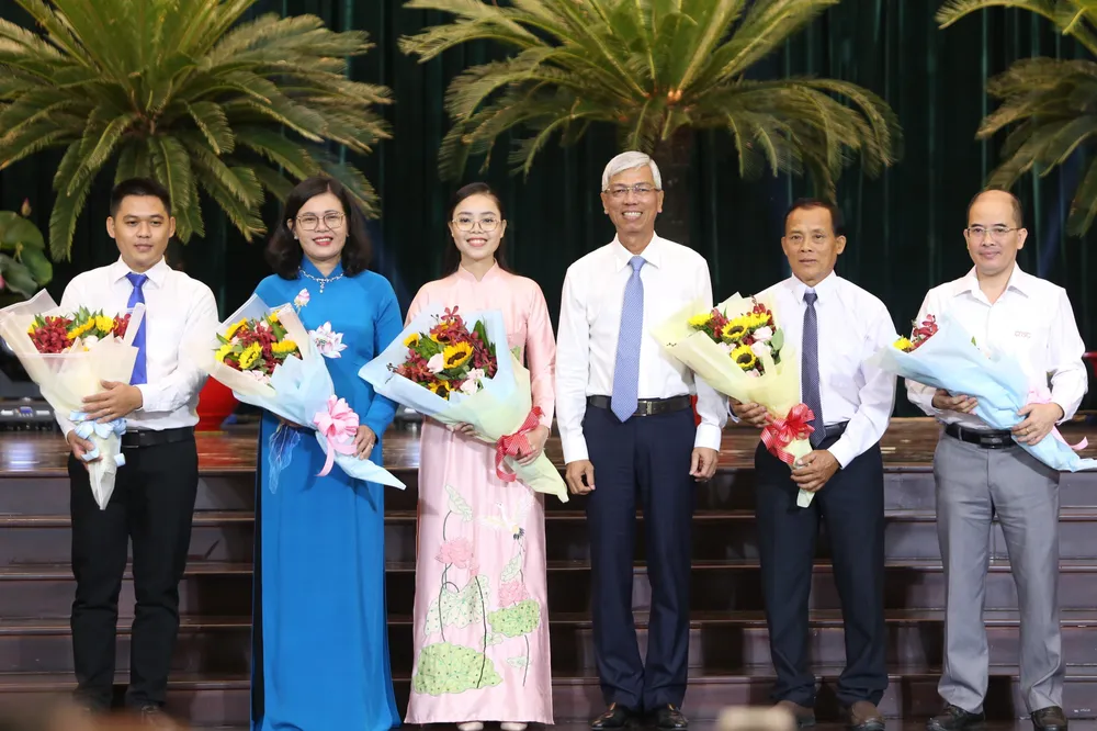 Phó Chủ tịch UBND TP.HCM Võ Văn Hoan tặng hoa cho các gương điển hình tiên tiến giao lưu tại hội nghị. Ảnh: HÀ THƯ Phó Chủ tịch UBND TP.HCM Võ Văn Hoan tặng hoa cho các gương điển hình tiên tiến giao lưu tại hội nghị. Ảnh: HÀ THƯ