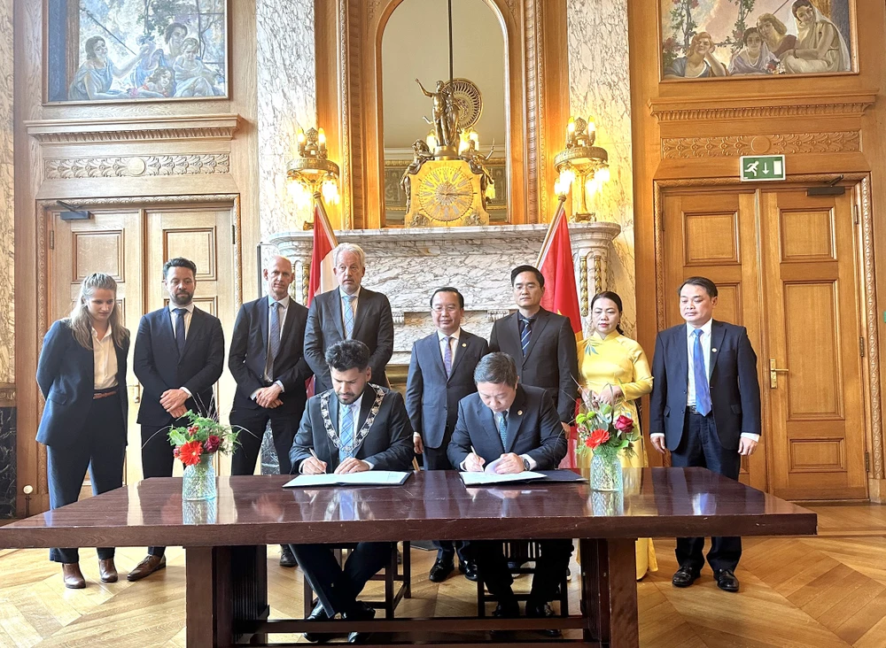 TP.HCM và TP Rotterdam ký kết ghi nhớ hợp tác. Ảnh: TTBC