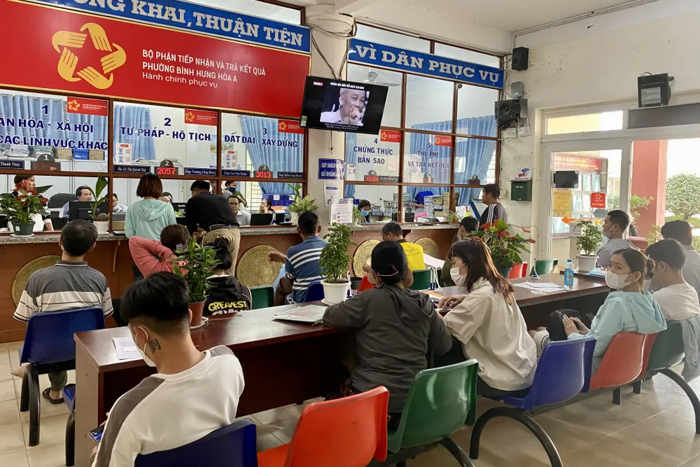 UBND phường Bình Hưng Hoà A, quận Bình Tân lúc cao điểm tiếp dân. Ảnh: BẢO PHƯƠNG