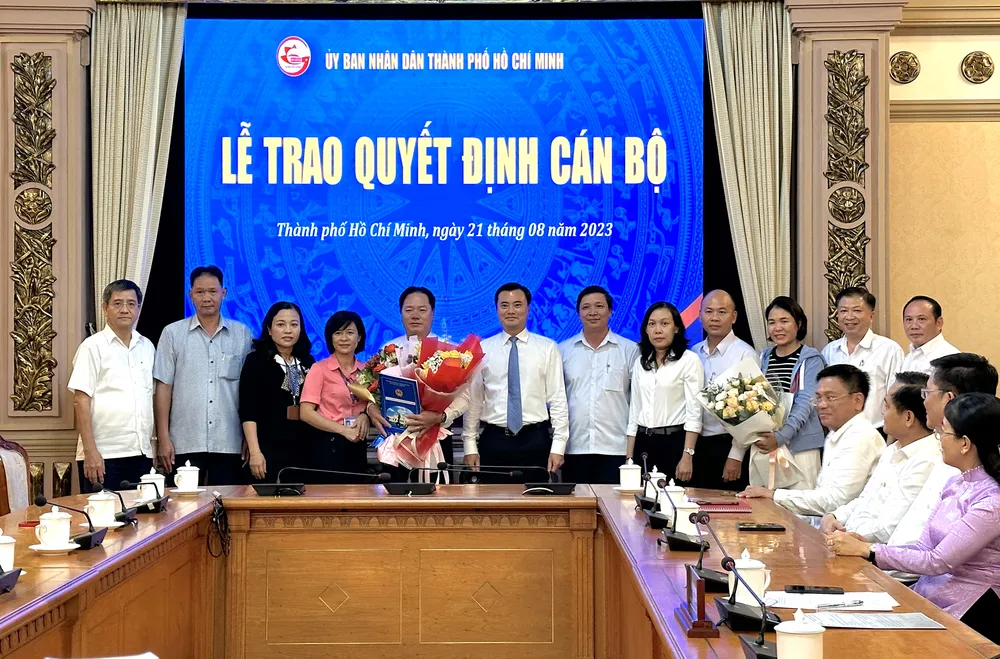 Phó Chủ tịch UBND TP.HCM Bùi Xuân Cường trao quyết định cho ông Nguyễn Phong Nhật. Ảnh: L.THOA