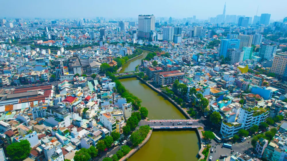 Tàu điện tự lái chạy dọc kênh rạch TP.HCM sẽ giảm chi phí GPMB. Ảnh: NGUYỄN TIẾN Một đoạn tàu điện tự lái sẽ đi qua kênh Nhiêu Lộc - Thị Nghè