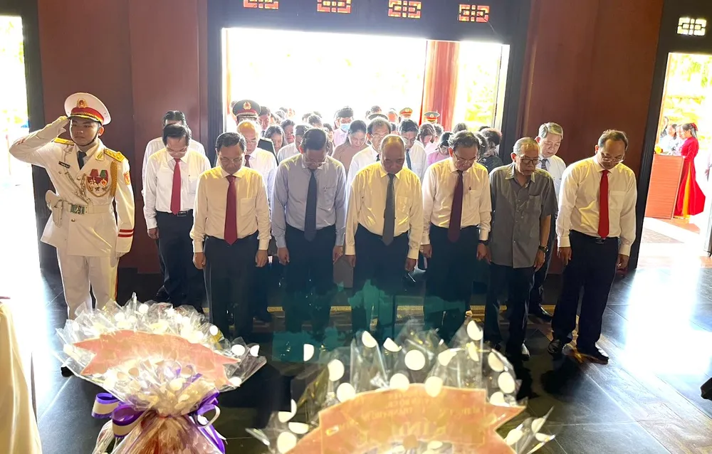 Đoàn đại biểu đã dành một phút mặc niệm để tưởng nhớ Chủ tịch Hồ Chí Minh và các nguyên lãnh đạo Đảng, chiến sĩ, đồng bào đã hy sinh. Ảnh: H.THƯ