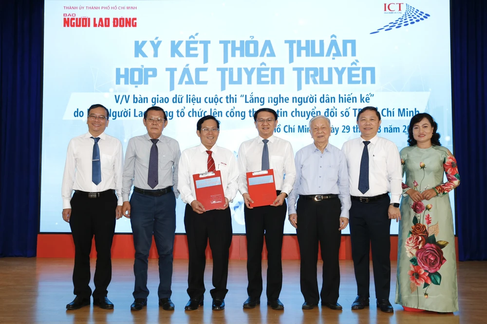 Sở TT&amp;TT TP.HCM và báo Người Lao Động ký thoả thuận bàn giao dữ liệu cuộc thi. Ảnh: BTC