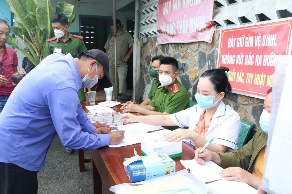 Lực lượng chức năng test nhanh ma tuý đối với tài xế xe buýt. Ảnh: H.TUẤN Lực lượng chức năng test nhanh ma tuý đối với tài xế xe buýt. Ảnh: H.TUẤN