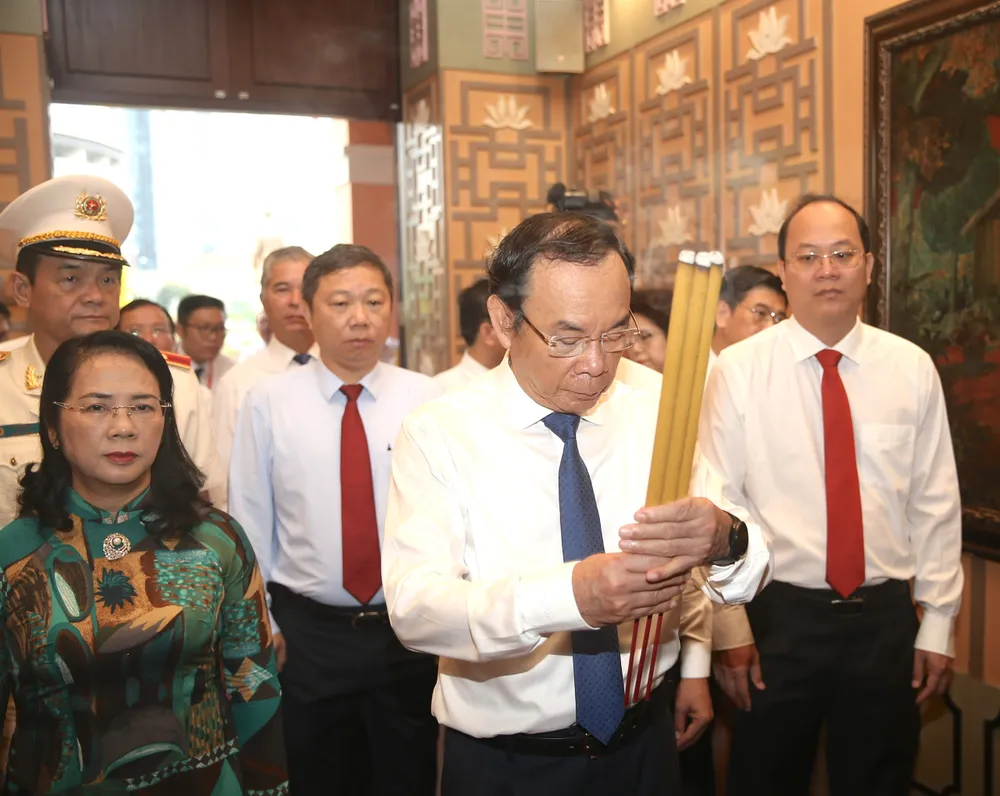 Đoàn đại biểu TP.HCM dâng hương Chủ tịch Hồ Chí Minh tại Bảo tàng Hồ Chí Minh. Ảnh: HÀ THƯ