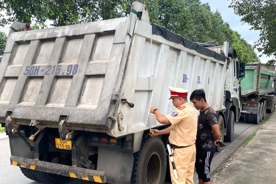 CSGT huyện Củ Chi kiểm tra xe tải. Ảnh: H.TUẤN