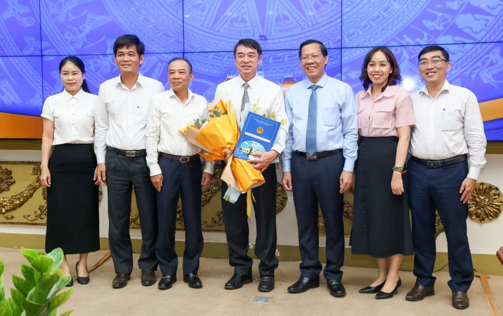 Chủ tịch UBND TP.HCM Phan Văn Mãi trao quyết định cho ông Nguyễn Văn Trường. Ảnh: T.THẢO trao-quyet-dinh-nguyen-van-truong.jpg