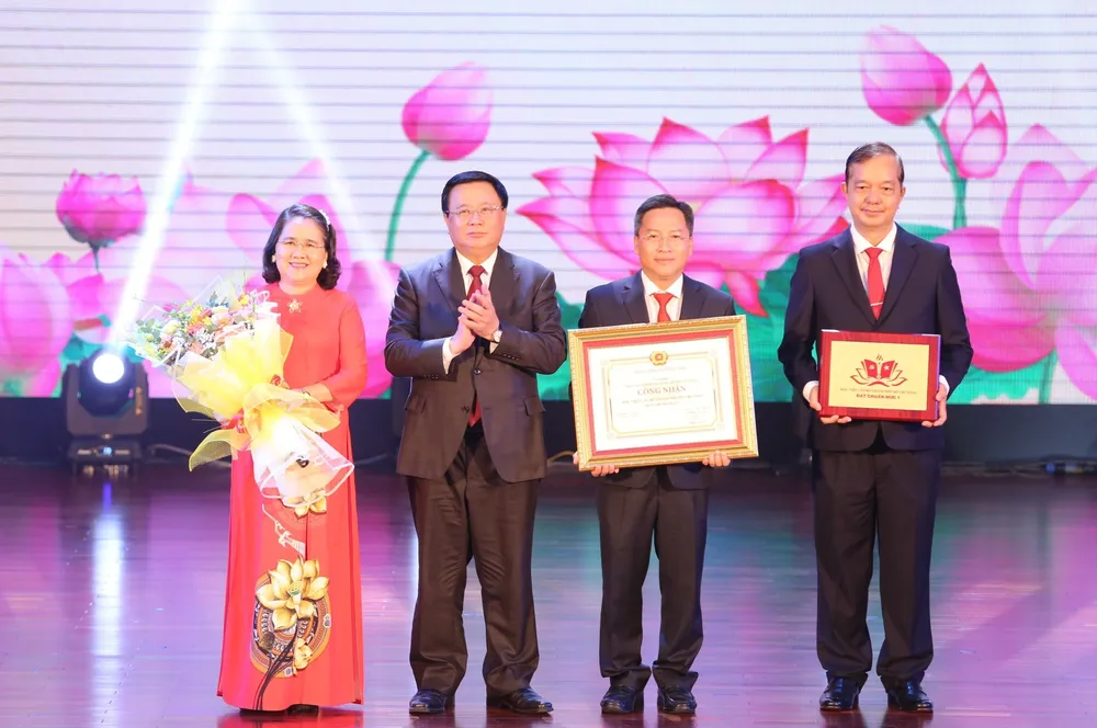 GS.TS Nguyễn Xuân Thắng, Giám đốc Học viện Chính trị Quốc gia Hồ Chí Minh, trao bằng công nhận đạt chuẩn mức 1 cho Học viện Cán bộ TP.HCM. Ảnh: HÀ THƯ hoc-vien-can-bo-TP.HCM.jpg