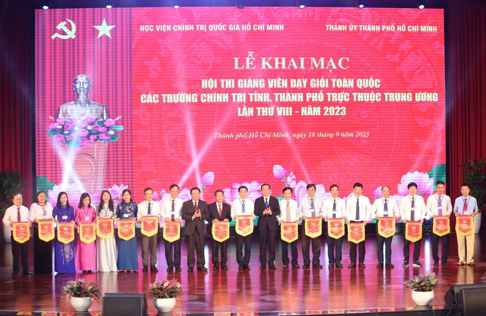 GS.TS Nguyễn Xuân Thắng, Giám đốc Học viện Chính trị Quốc gia Hồ Chí Minh và Bí thư Thành uỷ TP.HCM Nguyễn Văn Nên trao cờ lưu niệm cho các đơn vị tham gia hội thi. Ảnh: HÀ THƯ hoi-thi-giang-vien-day-gioi.jpg