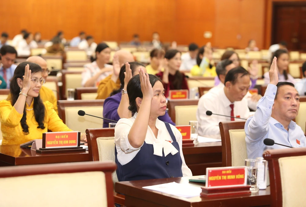 Đại biểu HĐND TP.HCM biểu quyết thông qua. Ảnh: HÀ THƯ thu-phi-via-he-thong-qua.jpg