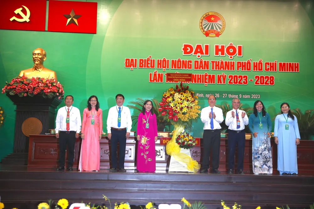 Lãnh đạo TP.HCM tặng hoa chúc mừng Đại hội. Ảnh: HÀ THƯ dai-hoi-nong-dan-1.jpg