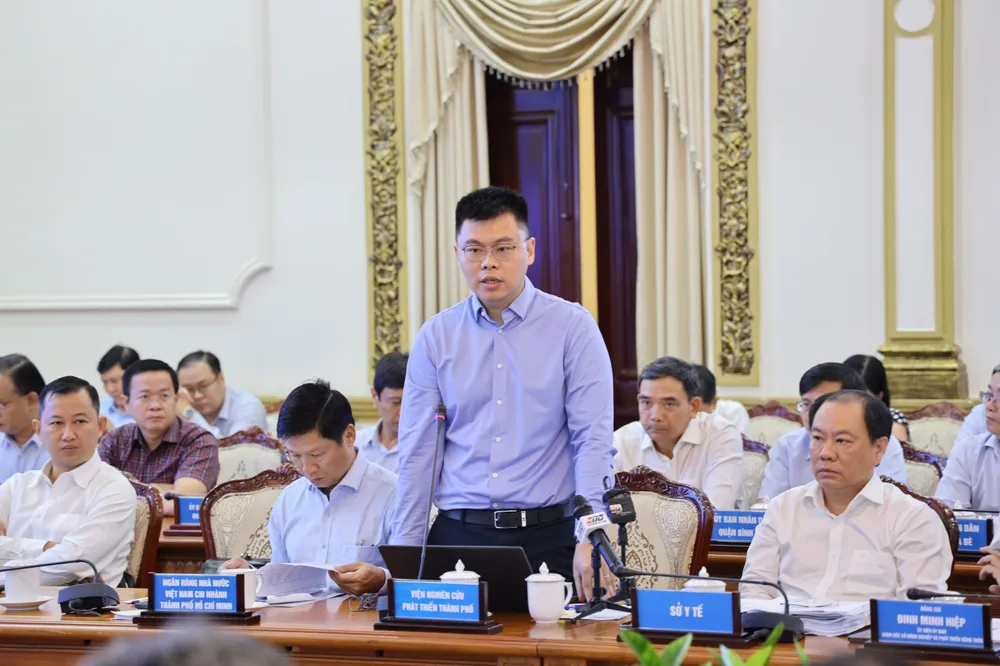 TS Trương Minh Huy Vũ, Phó Viện trưởng Viện Nghiên cứu phát triển TP.HCM, nói về hai từ khoá. Ảnh: TTBC 2-tu-khoa.jpg