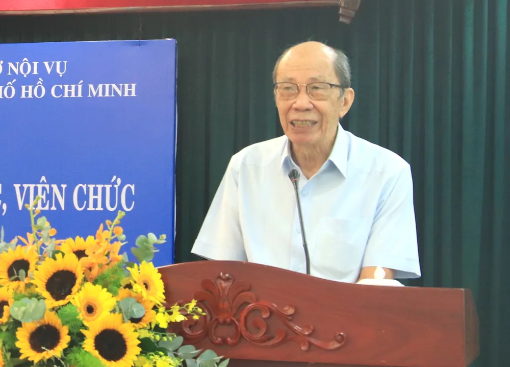 Nguyên Giám đốc Sở Nội vụ TP.HCM Châu Minh Tỷ chia sẻ tại hội nghị. Ảnh: ANH CƯỜNG thu-hut-nguoi-tai-1.JPG