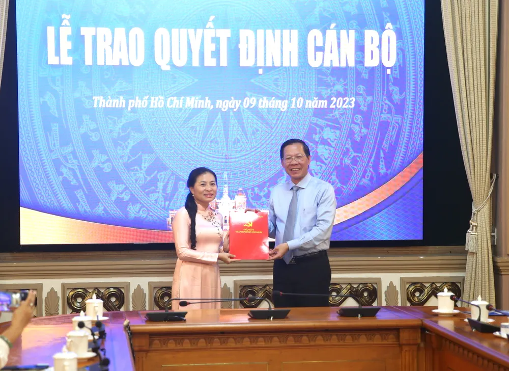Chủ tịch UBND TP.HCM Phan Văn Mãi trao quyết định cho bà Phan Kiều Thanh Hương. Ảnh: HÀ THƯ pho-giam-doc-so-noi-vu.jpg