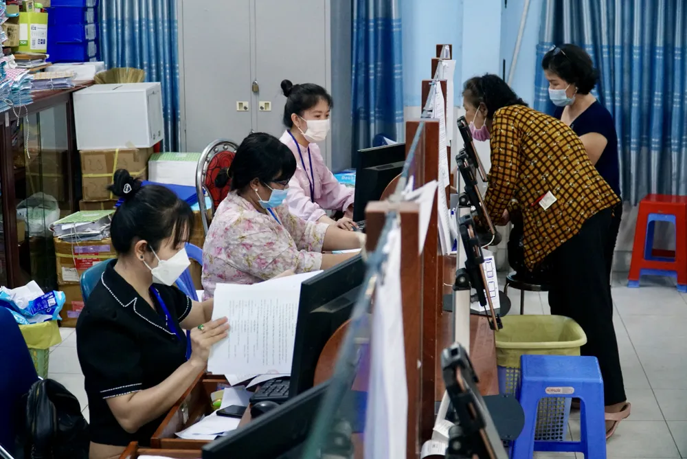 TP.HCM muốn quyết định tiền lương, phụ cấp 'ngoài định mức' mà không cần lấy ý kiến bộ, ngành. Ảnh: BẢO PHƯƠNG chi-tien-luong-ngoai-dinh-muc.JPG