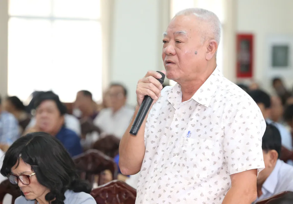 Cử tri bày tỏ quan tâm đến tình trạng kẹt xe, ngập nước trên địa bàn và đại diện chính quyền đã giải đáp về việc chống ngập.