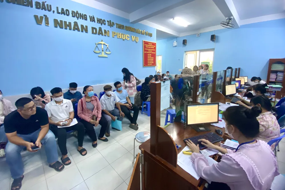 TP.HCM sẽ đưa lãnh đạo, quản lý về cơ sở và ngược lại để rèn luyện. Ảnh: BẢO PHƯƠNG can-bo-lam-viec-tai-nha-3.JPG