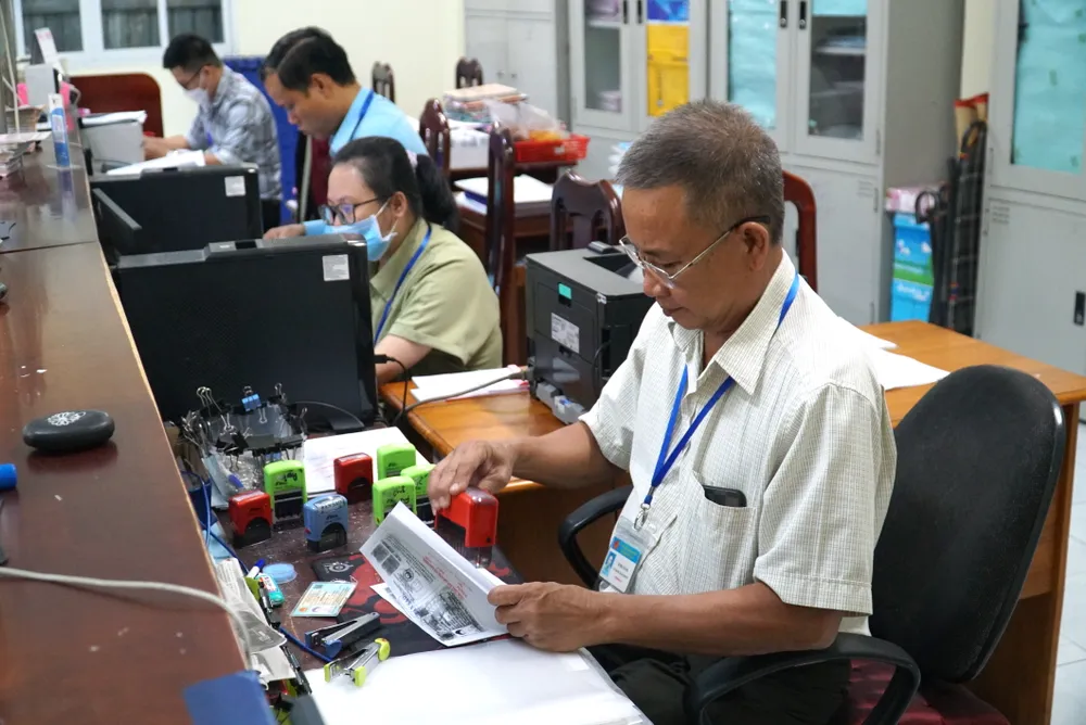 TP.HCM đề ra nhiều chính sách, chế độ đãi ngộ cán bộ. Ảnh: BẢO PHƯƠNG can-bo-lam-viec-tai-nha-4.JPG