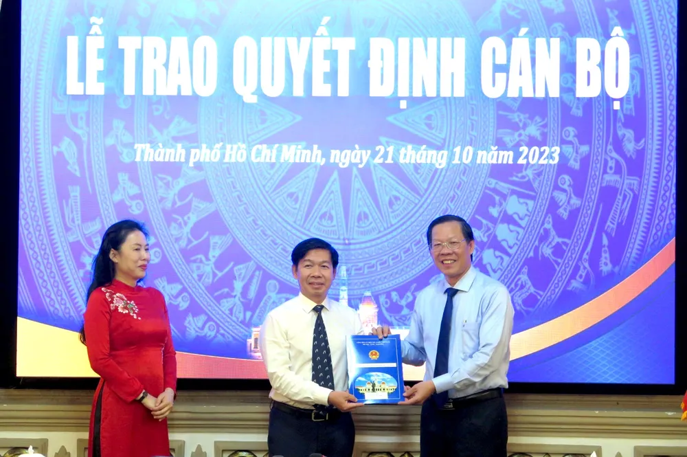 Chủ tịch UBND TP.HCM trao quyết định cho hai tân Phó Giám đốc Trung tâm ITPC. Ảnh: HÀ THƯ bo-nhiem-can-bo-tphcm-2.jpg
