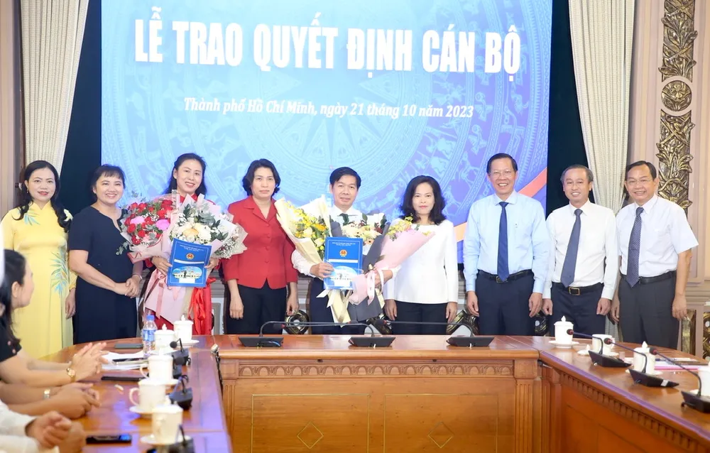 TP.HCM trao quyết định cho bốn cán bộ. Ảnh: HÀ THƯ bo-nhiem-can-bo-tphcm-3.jpg
