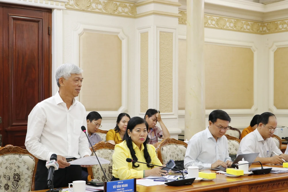 Phó Chủ tịch UBND TP.HCM Võ Văn Hoan phát biểu tại buổi giám sát. Ảnh: HÀ THƯ can-bo-tphcm-2.jpg