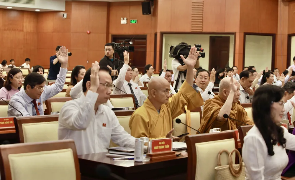 Đại biểu HĐND TP.HCM quyết nghị thông qua các nghị quyết tại kỳ họp thứ 12 HĐND TP.HCM khoá . Ảnh: NGUYỆT NHI TP.HCM chi hỗ trợ đến 400 triệu đồng/dự án khởi nghiệp sáng tạo