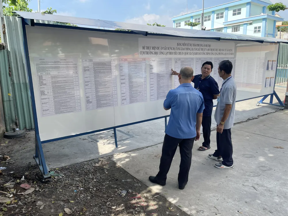 UBND quận Tân Bình niêm yết dự thảo phương án hỗ trợ. Ảnh: UBND quận Tân Bình khu-dat-phuong-6-tan-binh-1.jpg