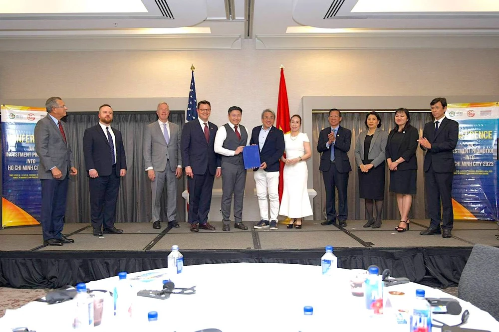 Lễ trao các bản thỏa thuận ghi nhớ và hai thư quan tâm giữa các tổ chức và doanh nghiệp nhằm thúc đẩy các dự án. Chủ tịch TP.HCM gặp gỡ nhiều doanh nghiệp Hoa Kỳ bàn việc xúc tiến đầu tư-hoi-nghi-xuc-tien-dau-tu