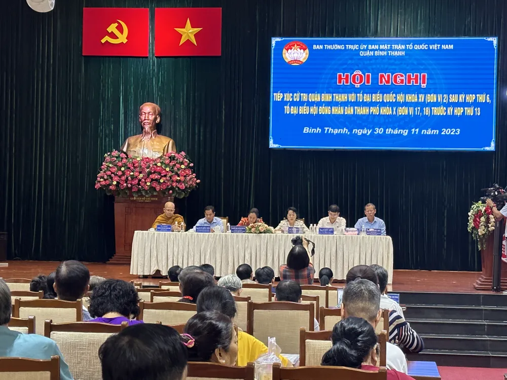 Toàn cảnh buổi tiếp xúc cử tri tại quận Bình Thạnh, chiều 30-11. Ảnh: HÀ THƯ Cử tri TP.HCM: Cần chế tài nhà đầu tư bỏ cọc khiến 'đất vàng nằm im bất động'-dau-gia-dat-vang