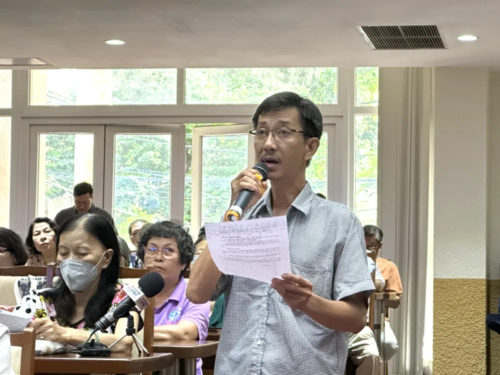 Cử tri Phạm Anh Trí, phường 5, nêu ý kiến tại buổi tiếp xúc. Ảnh: HÀ THƯ Cử tri TP.HCM: Cần chế tài nhà đầu tư bỏ cọc khiến 'đất vàng nằm im bất động'-dau-gia-dat-vang