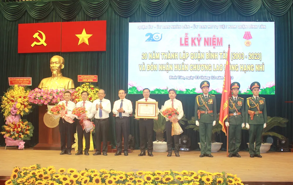 Bí thư Thành uỷ TP.HCM Nguyễn Văn Nên và nguyên Phó Thủ tướng thường trực Trương Hoà Bình trao Huân chương Lao động hạng Nhì cho quận Bình Tân. Ảnh: HÀ THƯ Bí thư Nguyễn Văn Nên kỳ vọng quận Bình Tân vận dụng cơ chế đặc thù để phát triển-quan-binh-tan-20-nam
