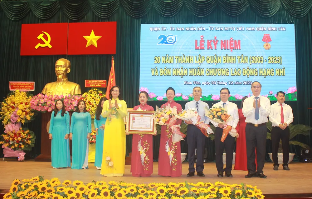 Thứ trưởng Bộ Công Thương Phan Thị Thắng và nguyên Bí thư Thành uỷ TP.HCM Nguyễn Thiện Nhân trao Huân chương Lao động hạng Nhì cho ba tập thể của quận Bình Tân. Ảnh: HÀ THƯ Bí thư Nguyễn Văn Nên kỳ vọng quận Bình Tân vận dụng cơ chế đặc thù để phát triển-quan-binh-tan-20-nam