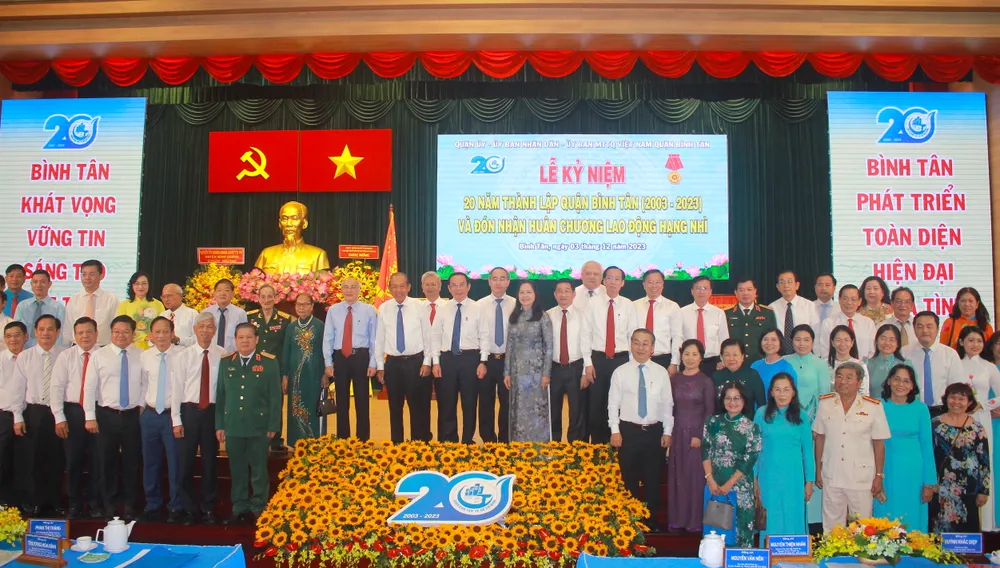 Lãnh đạo, nguyên lãnh đạo Trung ương, TP.HCM chụp ảnh kỷ niệm. Ảnh: HÀ THƯ quan-binh-tan-20-nam-3.JPG