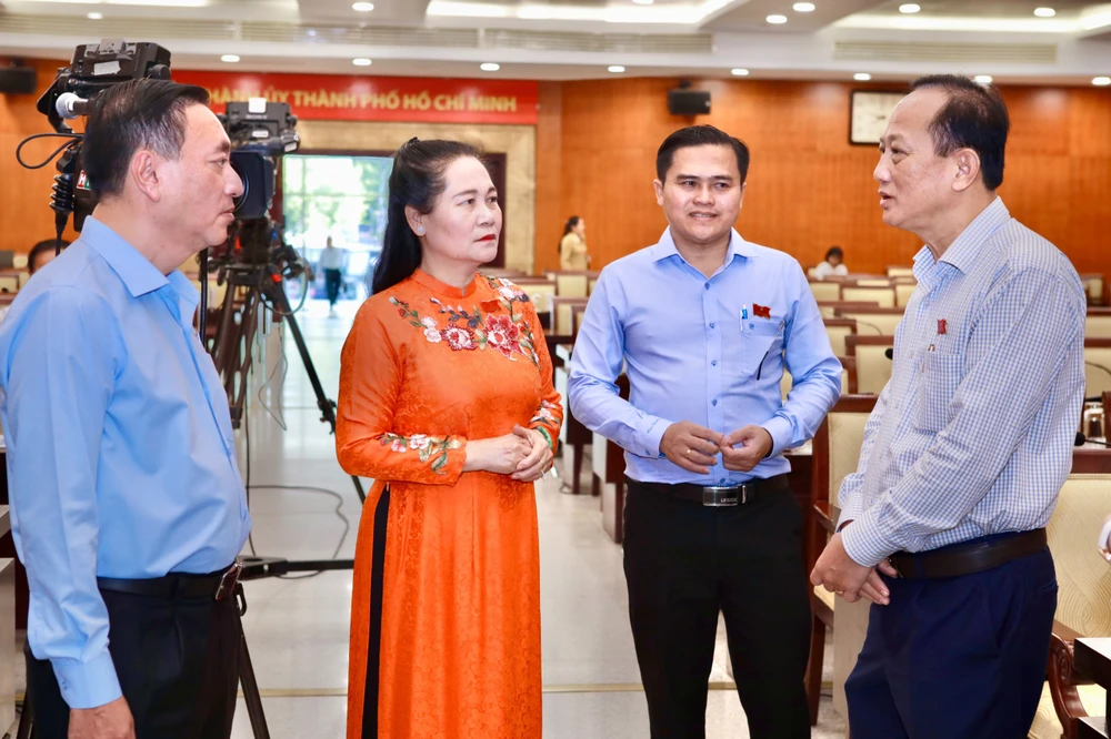 Đại biểu HĐND TP.HCM trao đổi bên lề kỳ họp thứ 13. Ảnh: NGUYỆT NHI TP.HCM quyết 18 chỉ tiêu kinh tế - xã hội năm 2024, GRDP đạt 8%-18-chi-tieu-kinh-te-xa-hoi