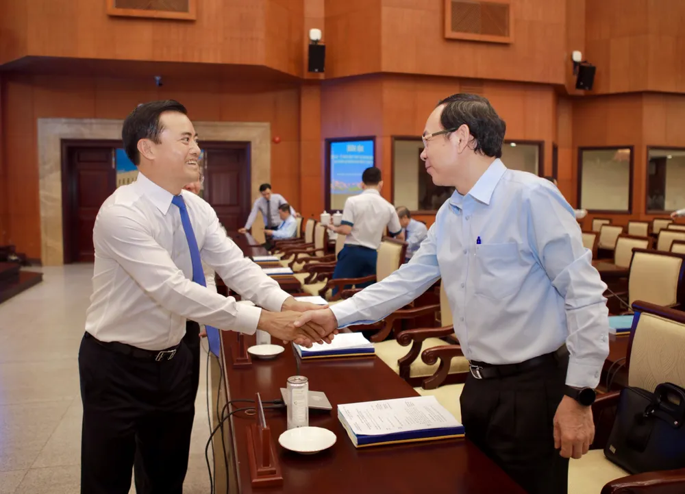 Bí thư Thành ủy TP.HCM Nguyễn Văn Nên trao đổi với đại biểu bên lề hội nghị. Ảnh: NGUYỆT NHI Bí thư Nguyễn Văn Nên: TP.HCM giống như 'cá hồi', sống là phải lội ngược dòng-tphcm-loi-nguoc-dong