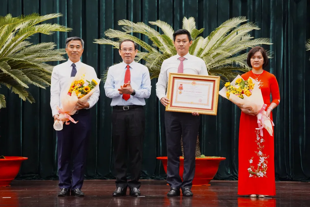 Bí thư Thành ủy TP.HCM Nguyễn Văn Nên trao bằng khen cho các cá nhân, tập thể. Ảnh: NGUYỆT NHI Bí thư Nguyễn Văn Nên: TP.HCM giống như 'cá hồi', sống là phải lội ngược dòng-tphcm-loi-nguoc-dong