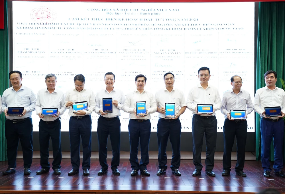 Các đơn vị thực hiện cam kết giải ngân đầu tư công năm 2024. Ảnh: THUẬN VĂN Chủ tịch Phan Văn Mãi: Khen - chê cho đúng, gắn đầu tư công vào xếp loại cán bộ-dau-tu-cong-xep-loai-can-bo