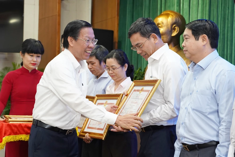 Chủ tịch UBND TP.HCM Phan Văn Mãi tặng bằng khen cho các đơn vị thực hiện giải ngân đầu tư công cao. Ảnh: THUẬN VĂN Chủ tịch Phan Văn Mãi: Khen - chê cho đúng, gắn đầu tư công vào xếp loại cán bộ-dau-tu-cong-xep-loai-can-bo