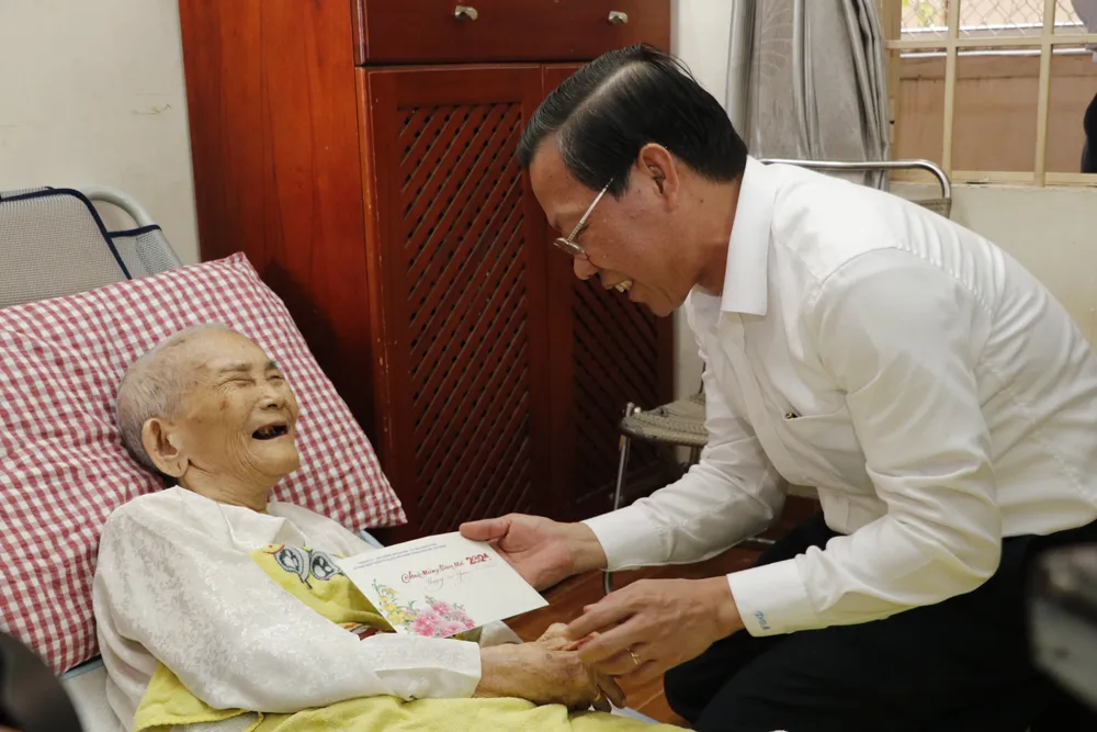 Chủ tịch Phan Văn Mãi thăm, chúc Tết Mẹ Việt Nam anh hùng, người dân khó khăn-chu-tich-phan-van-mai-chuc-tet